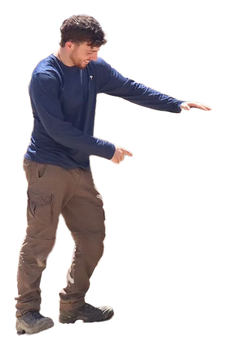 גיא מקאימאק, בחולצה כחולה, מצביע על השביל